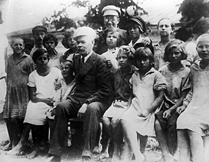 Maxim Gorky, a famous Russian writer, and Anton Makarenko, a well-known Russian tutor, in the children's home ruled by A.Makarenko. 1930-s